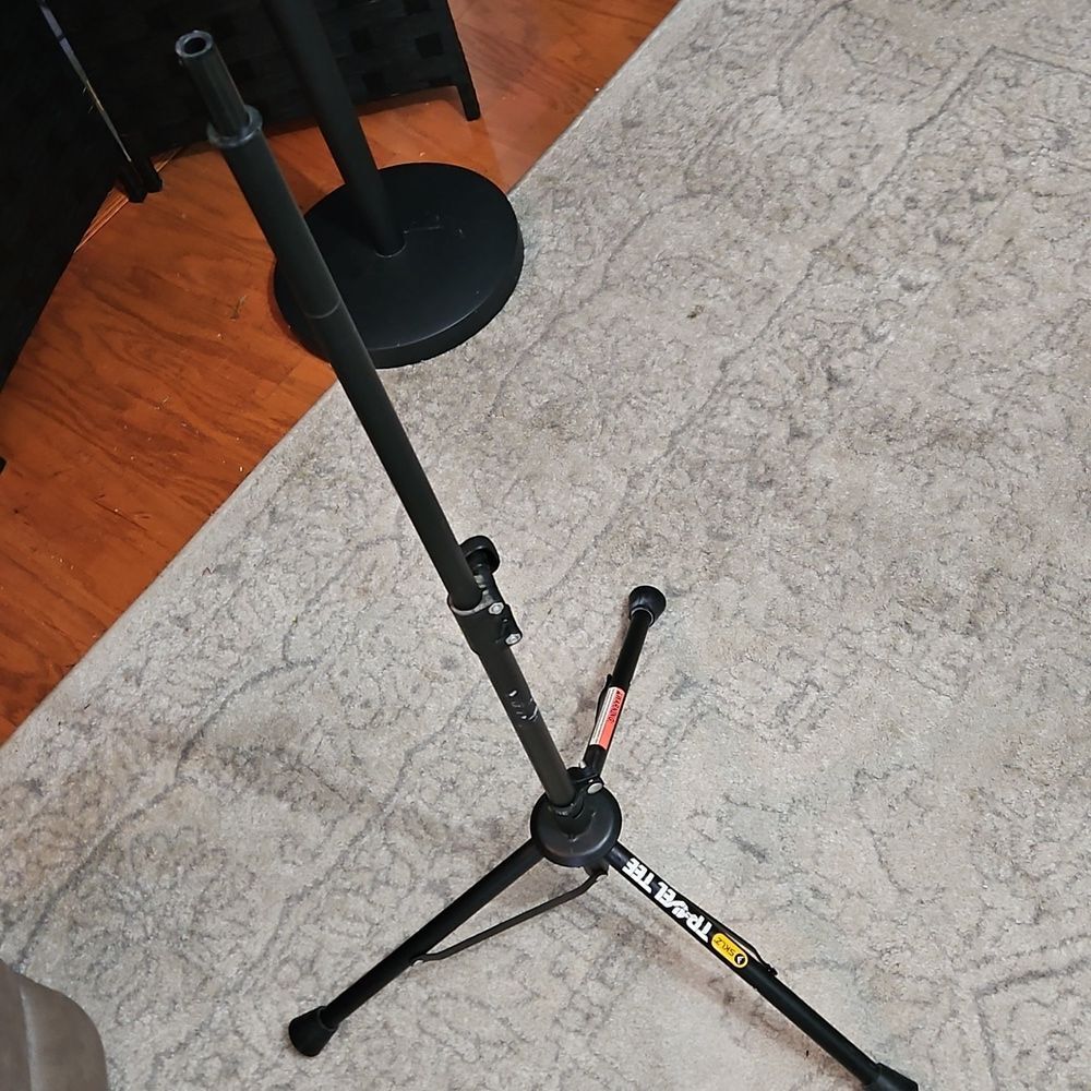 Sklz Adjustable Black Travel Tee Tripod Stand